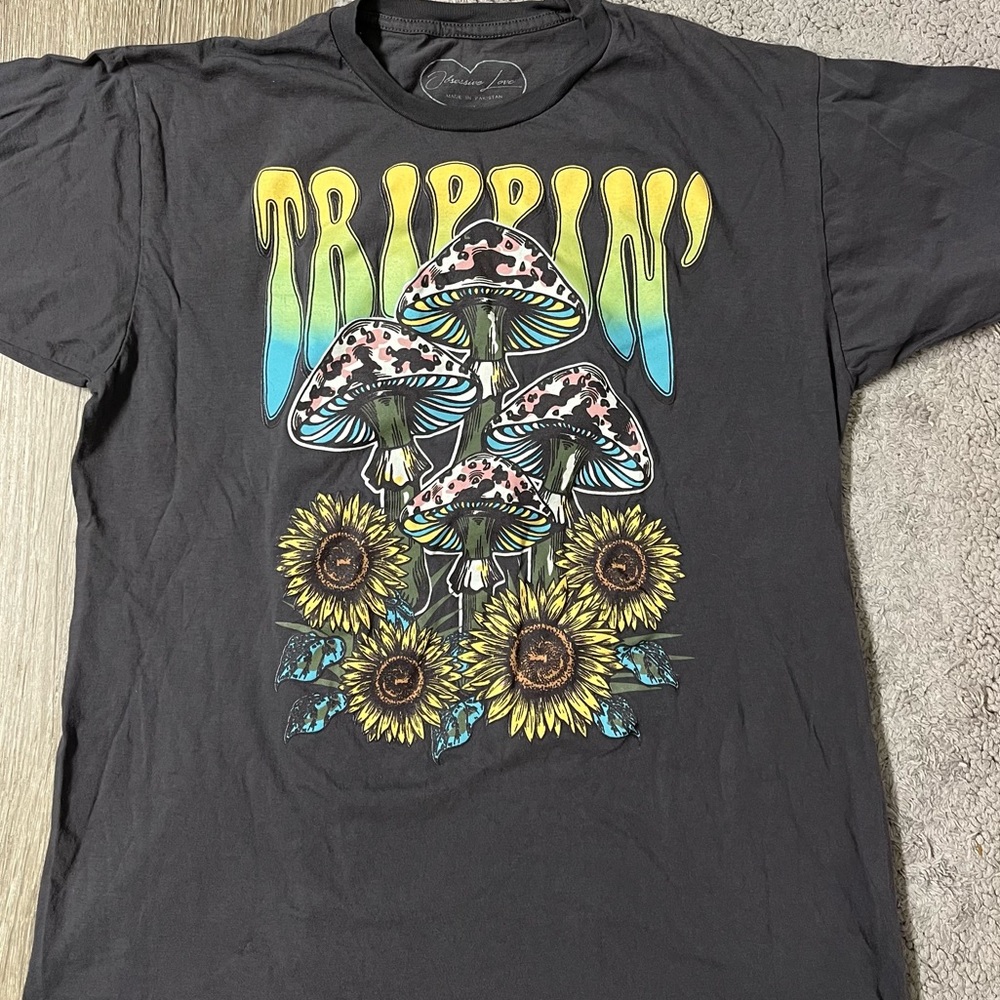Gray graphic t shirt